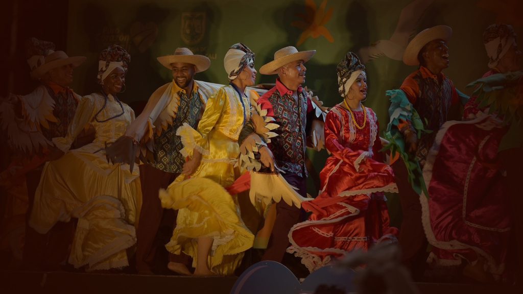 Vestimenta tradicional del Pacífico colombiano en presentación folclórica