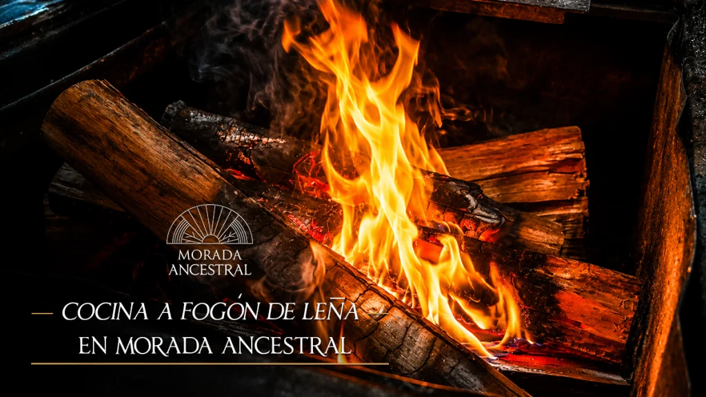 Fogón de leña encendido en Morada Ancestral, con las brasas listas para cocinar