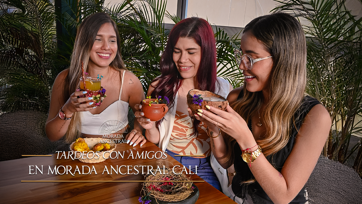 Amigas brindando con cócteles de autor en la terraza de Morada Ancestral durante el tardeo en Cali