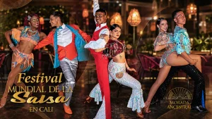 Parejas de bailarines de salsa caleña en trajes de competencia durante el Festival Mundial de Salsa en Cali, en Morada Ancestral