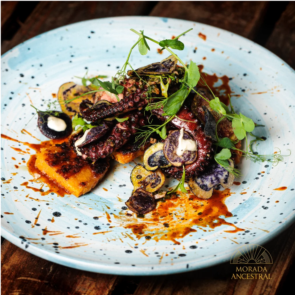 Pulpo a las brasas con papas nativas moradas y salsa de lulo, cocinado a fogón de leña en Morada Ancestral, Cali
