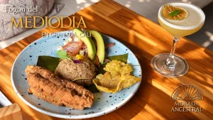 Plato del menú de mediodía en Granada, Cali, con pescado apanado, arroz, patacones y aguacate en Morada Ancestral