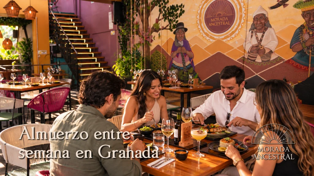 Grupo almorzando entre semana en el salón de Morada Ancestral, en el barrio Granada de Cali