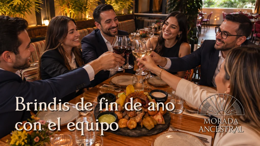Equipo de trabajo brindando durante una cena de fin de año en Morada Ancestral, Granada, Cali