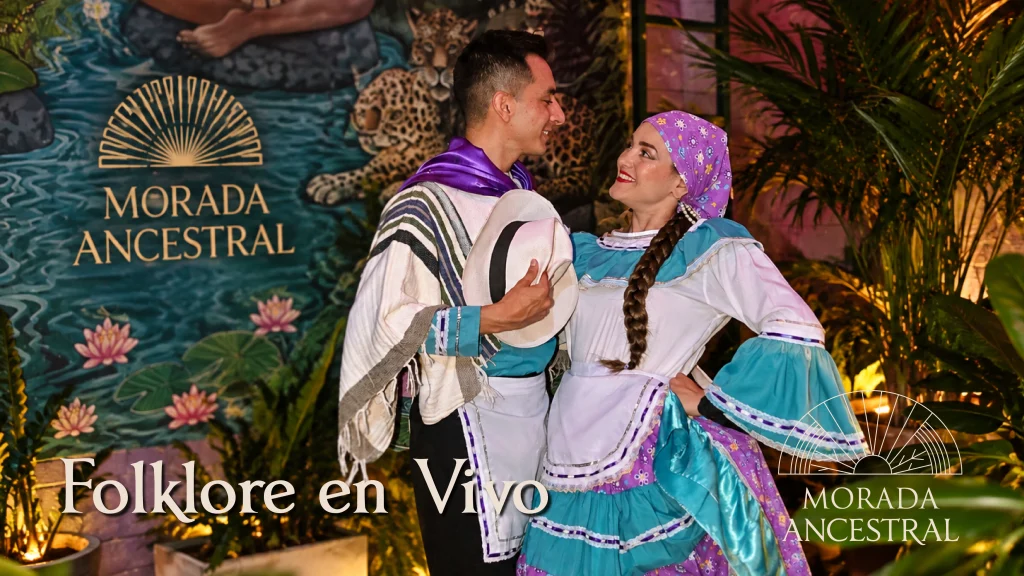 Bailarines de folclor colombiano con trajes tradicionales durante un show en vivo en Morada Ancestral, Cali