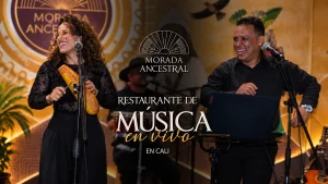 Músicos tocando en vivo sobre el escenario de Morada Ancestral, restaurante con música en vivo en Cali
